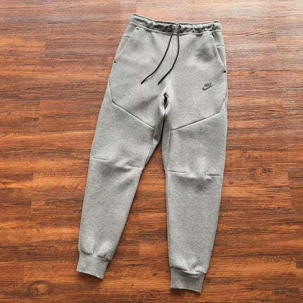 PANTALON NIKE TECH FLEECE x GRIS LOUP