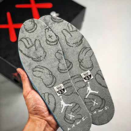 Air Jordan 4 X Kaws grey