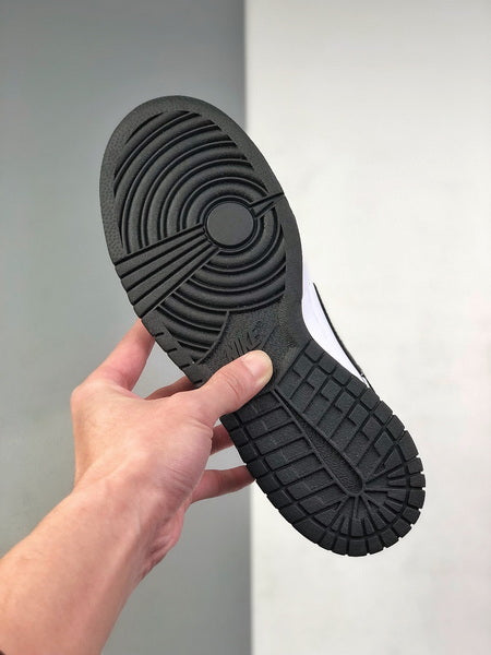 NIKE Dunk Low Retro Black and white